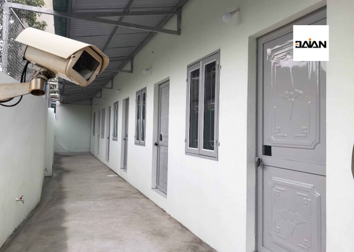 Việc lắp đặt camera quan sát nhà trọ, phòng trọ không chỉ giúp nâng cao an ninh mà còn mang lại nhiều lợi ích thiết thực. Camera hỗ trợ chủ nhà quản lý người ra vào, hạn chế tình trạng trộm cắp xe, tài sản cá nhân.