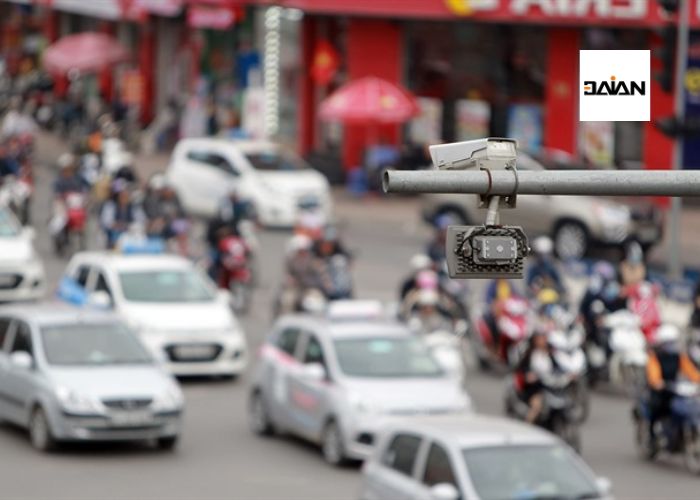 Lắp đặt camera giao thông giữ vai trò quan trọng trong việc quản lý trật tự đường phố. Camera giúp ghi nhận vi phạm tốc độ, vượt đèn đỏ, lấn làn và nhiều hành vi khác. Đây là cơ sở để CSGT tiến hành xử phạt nguội, giảm thiểu tình trạng cãi vã, né tránh khi bị kiểm tra trực tiếp.